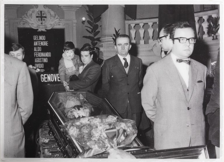 Gattatico-Reggio Emilia, 27-30 marzo 1970, Funerali di Alcide Cervi, camera ardente di Alcide nella Sala del Tricolore di Reggio Emilia, picchetto d'onore